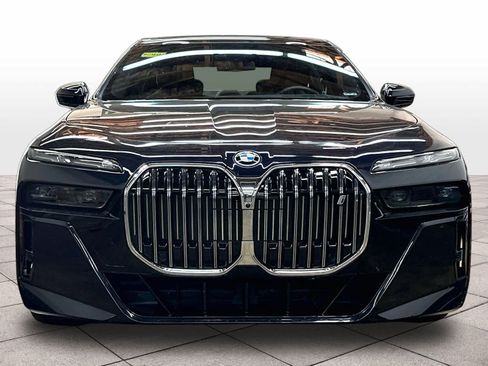 Used 2024 BMW i7 xDrive60 w/ Executive Package AWD/4WD image 3