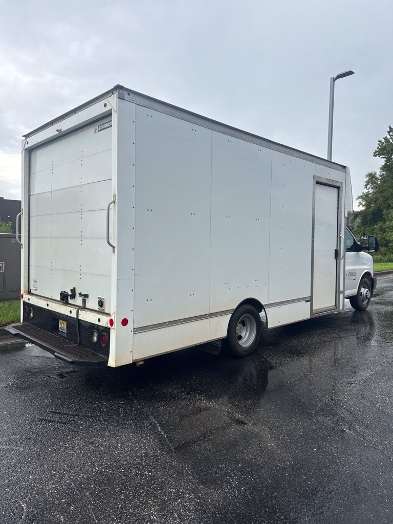 Used 2021 Chevrolet Express 3500 w/ Power Convenience Package RWD image 3