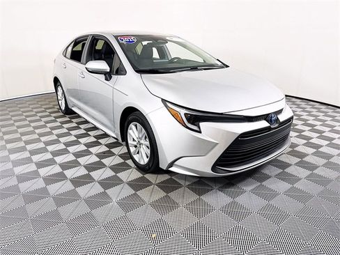 Certified 2025 Toyota Corolla LE image 1