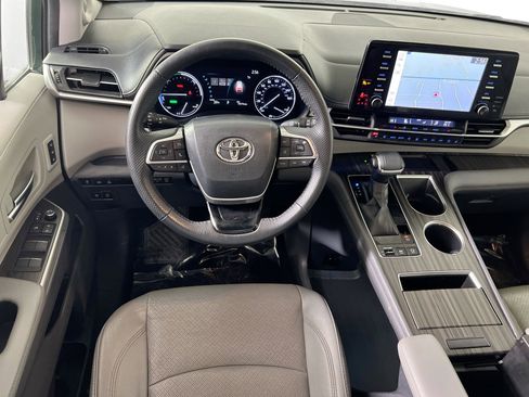 Used 2022 Toyota Sienna Limited image 23