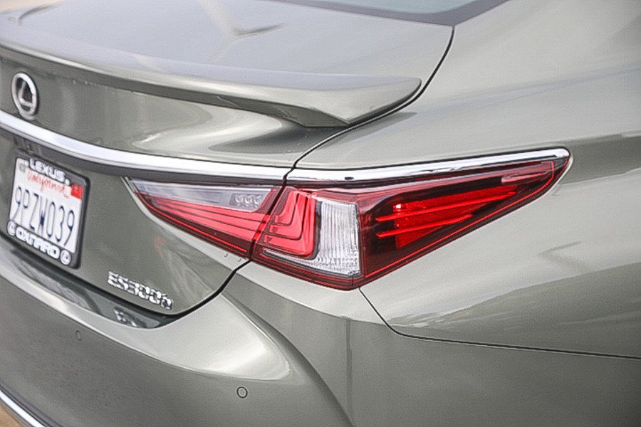 Certified 2025 Lexus ES 300h w/ Premium Package FWD image 9