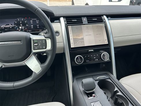 Used 2025 Land Rover Discovery S image 18