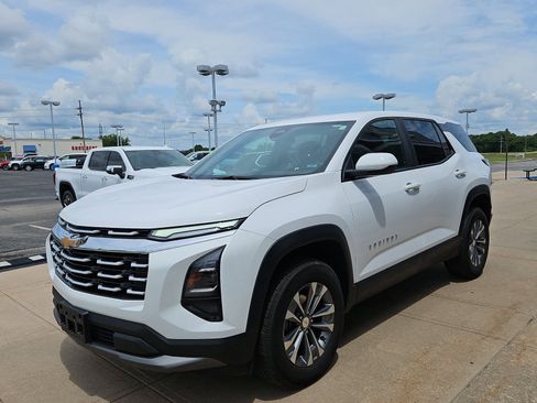 Used 2025 Chevrolet Equinox LT AWD/4WD image 2