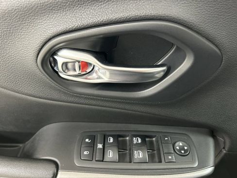 Used 2019 Jeep Cherokee Latitude Plus w/ Cold Weather Group AWD/4WD image 11