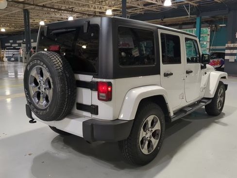 Used 2016 Jeep Wrangler Unlimited Sahara w/ Dual Top Group AWD/4WD image 9