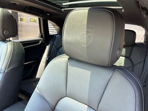 Certified 2025 Porsche Macan AWD/4WD image 16