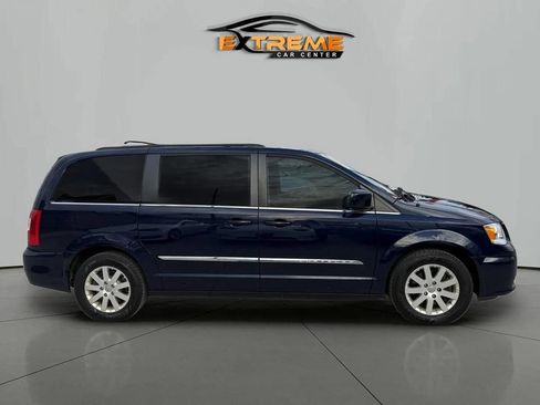 Used 2016 Chrysler Town & Country Touring image 7