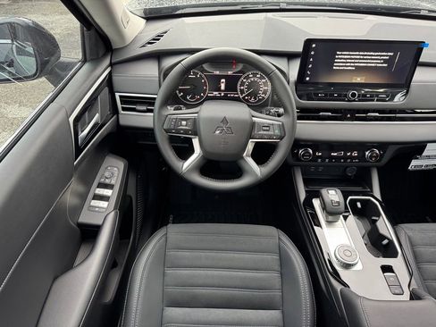 New 2025 Mitsubishi Outlander SE image 18