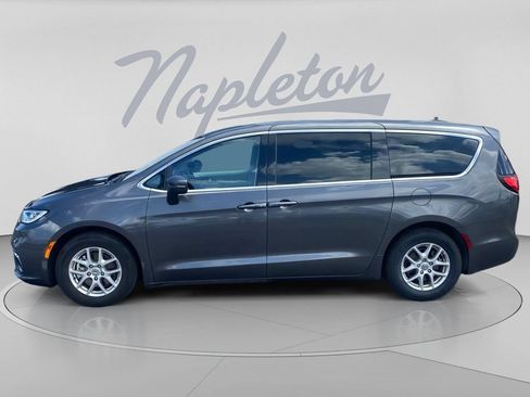 Used 2023 Chrysler Pacifica Touring-L FWD image 6
