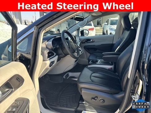 Used 2024 Chrysler Pacifica Touring-L image 10