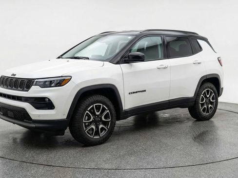 Used 2025 Jeep Compass Trailhawk AWD/4WD image 3