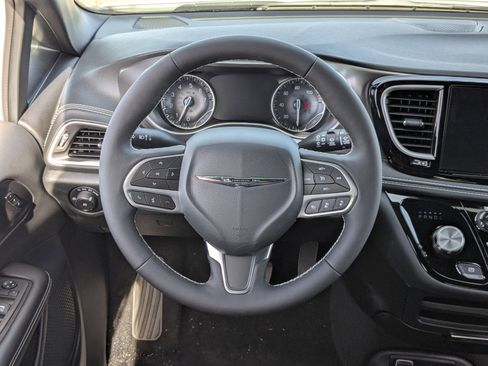 New 2026 Chrysler Pacifica Select image 21
