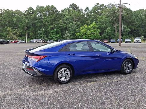 Used 2025 Hyundai Elantra SE FWD image 8