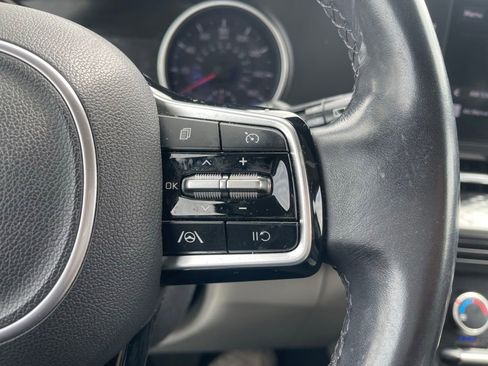 Used 2023 Kia Carnival LX FWD image 19