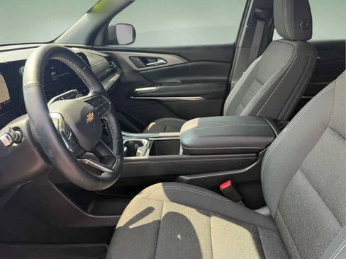 Used 2026 Chevrolet Traverse LT FWD image 9