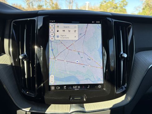 Certified 2025 Volvo XC60 B5 Plus image 24