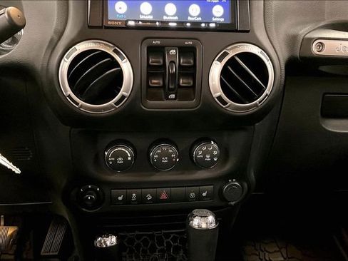 Used 2016 Jeep Wrangler Unlimited Rubicon image 27