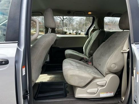 Used 2017 Toyota Sienna L image 16