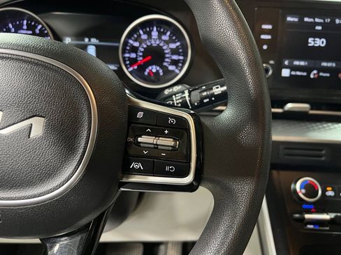 Used 2023 Kia Carnival LX image 23