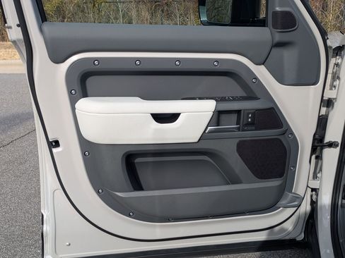 New 2026 Land Rover Defender 110 X-Dynamic SE image 21