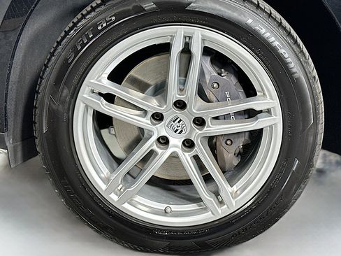 Used 2024 Porsche Macan w/ Premium Plus Package image 11