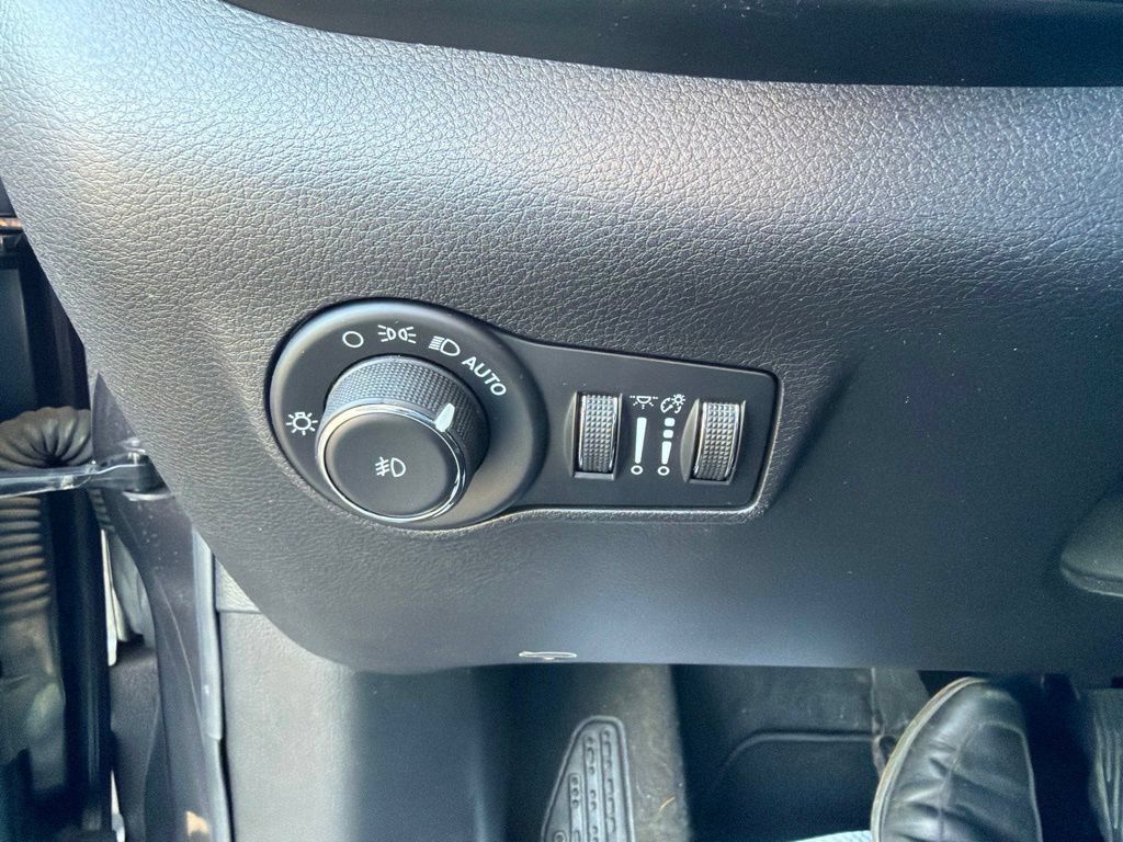 Used 2022 Jeep Compass Limited w/ Sun and Sound Group AWD/4WD image 35