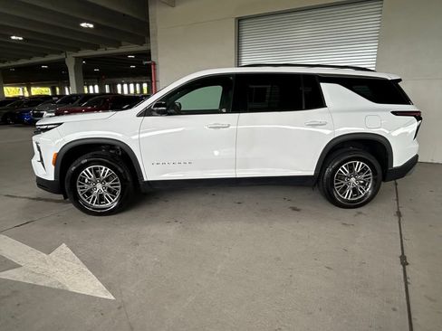 Used 2024 Chevrolet Traverse LT FWD image 2