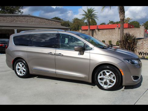Used 2017 Chrysler Pacifica Touring-L Plus image 1