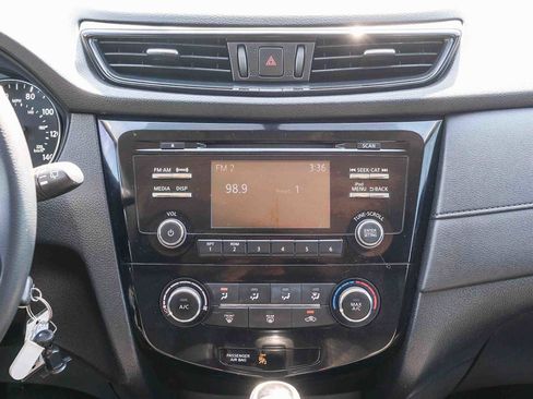 Used 2017 Nissan Rogue S AWD/4WD image 13