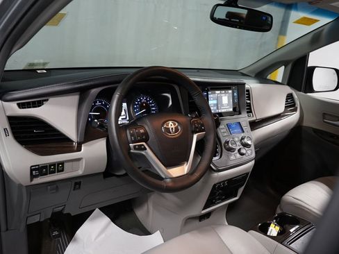 Used 2017 Toyota Sienna XLE image 11