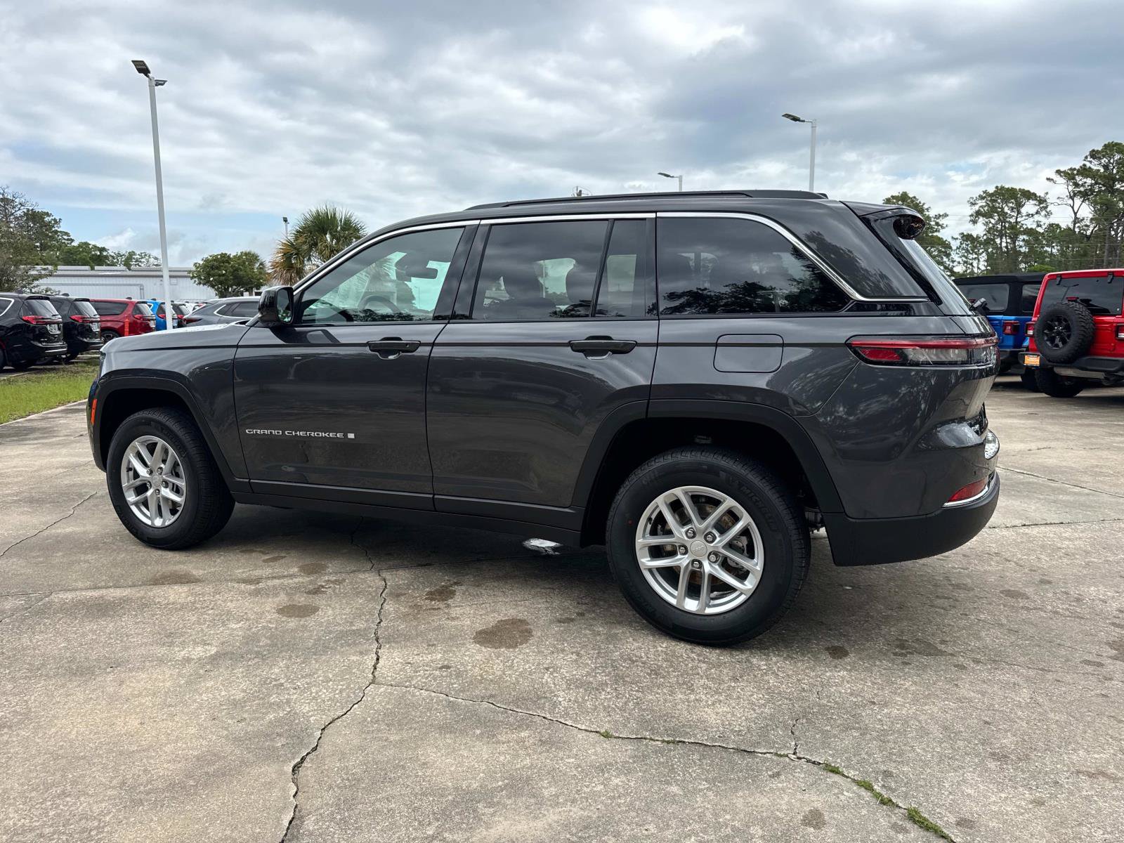 New 2026 Jeep Grand Cherokee Laredo w/ Trailer Tow Package AWD/4WD image 5