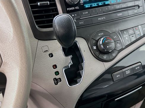 Used 2014 Toyota Sienna LE image 24