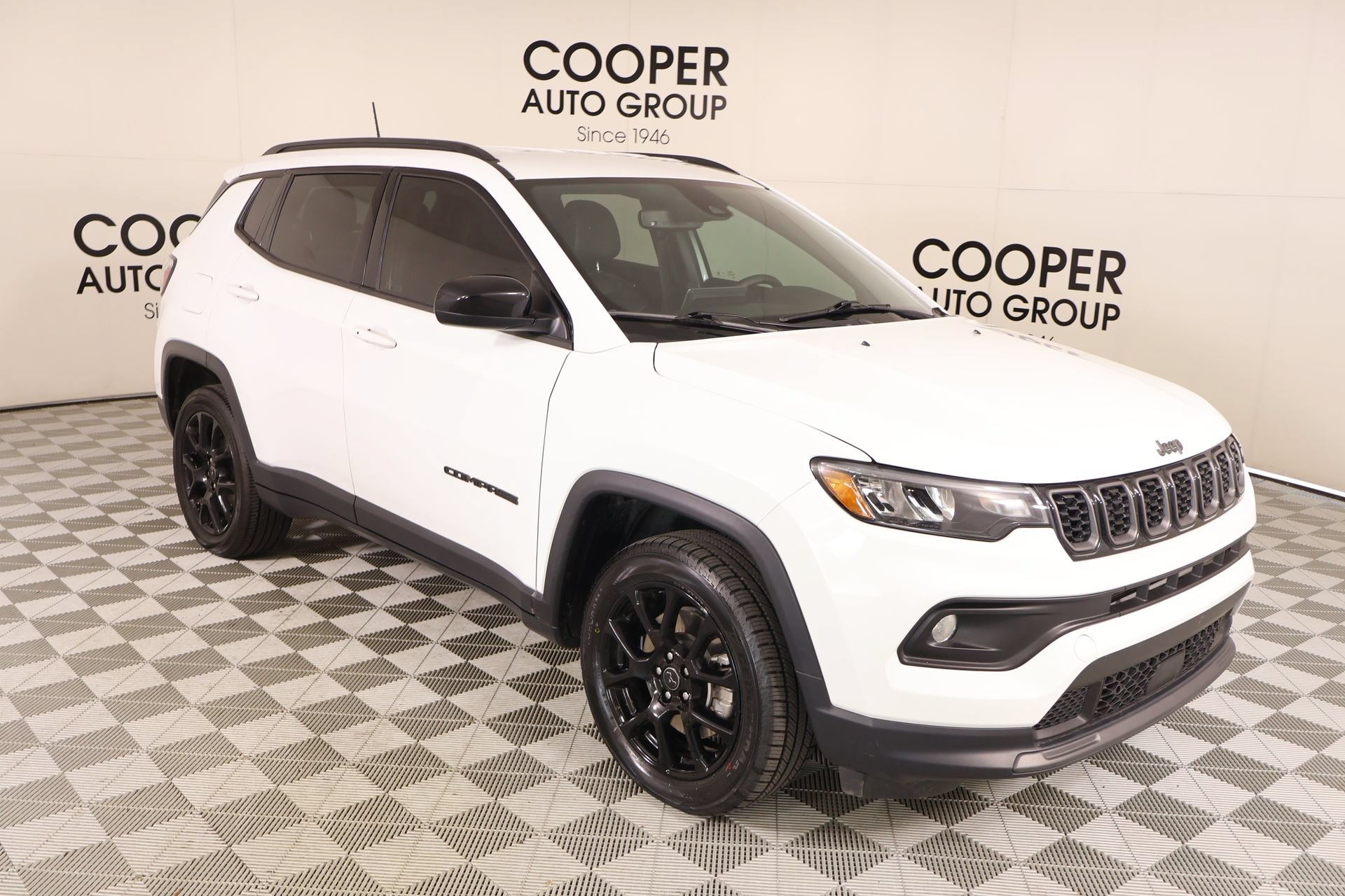 Used 2025 Jeep Compass Latitude w/ Convenience Group AWD/4WD image 1