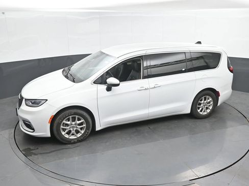Used 2023 Chrysler Pacifica Touring-L FWD image 37