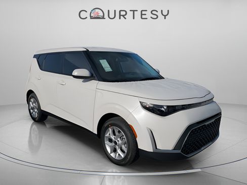 Used 2025 Kia Soul LX w/ LX Technology Package FWD image 6