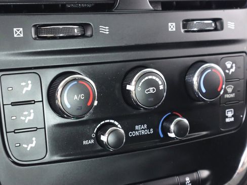 Used 2018 Dodge Grand Caravan SE w/ UConnect Hands-Free Group image 18