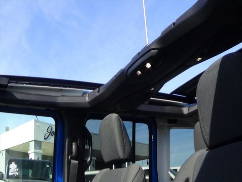 Certified 2024 Jeep Wrangler Willys image 27