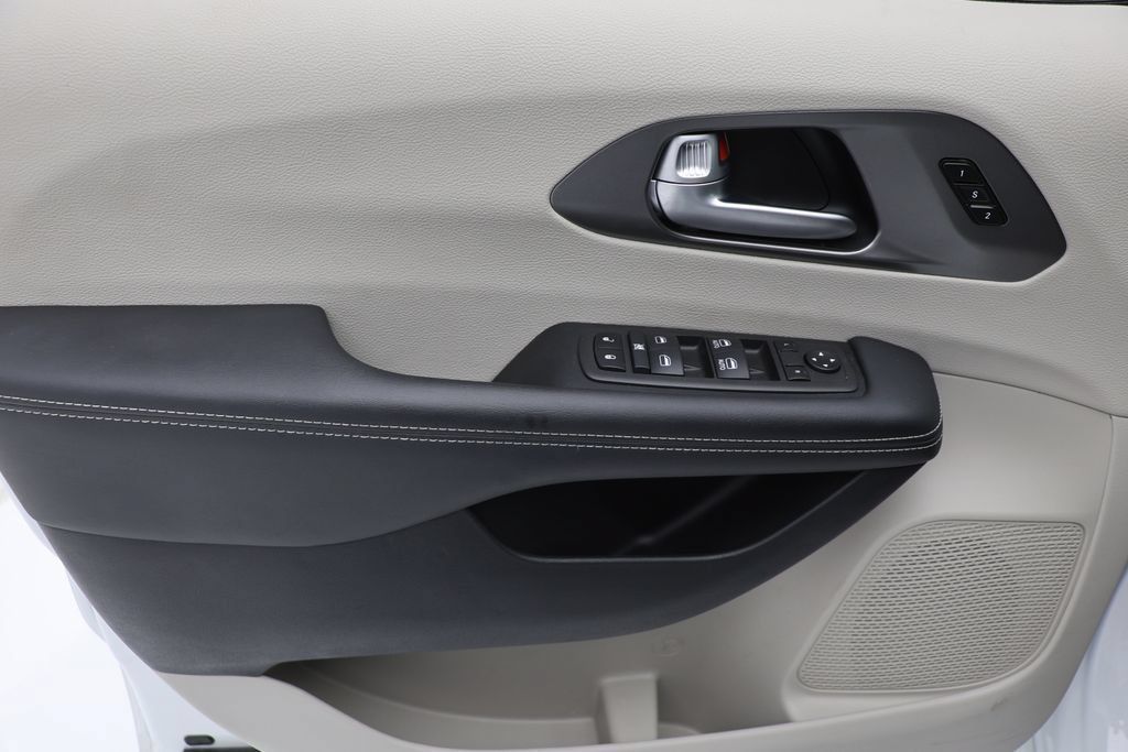 Used 2024 Chrysler Pacifica Touring-L FWD image 14