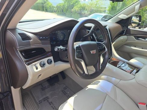 Used 2017 Cadillac Escalade Premium Luxury AWD/4WD image 18