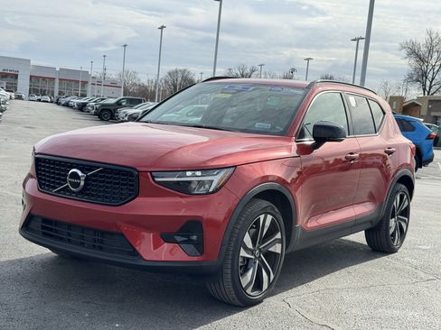 Used 2023 Volvo XC40 B5 Plus image 12