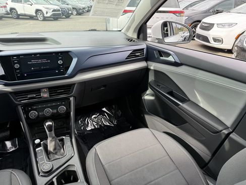 Used 2024 Volkswagen Taos SE image 23
