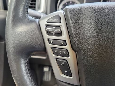 Used 2019 Nissan Titan SV w/ SV Convenience Package RWD image 12
