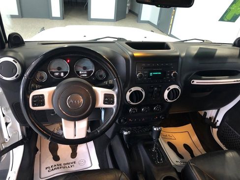 Used 2014 Jeep Wrangler Unlimited Sahara image 9
