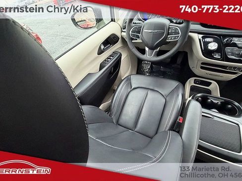 Used 2023 Chrysler Pacifica Touring-L w/ Road Tripper Package image 10