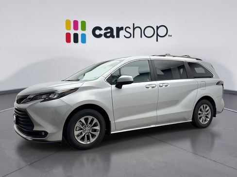 Used 2025 Toyota Sienna XLE w/ XLE Plus Package FWD image 1