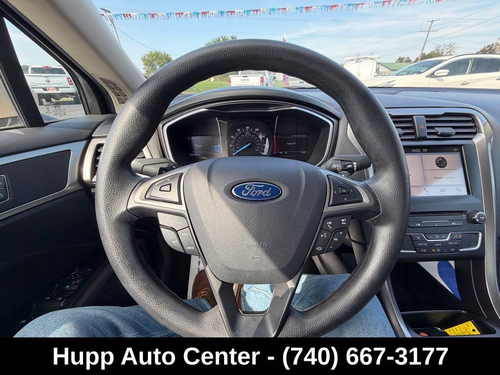 Used 2017 Ford Fusion SE w/ Fusion SE Technology Package FWD image 10