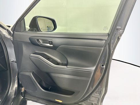 Used 2023 Toyota Highlander XLE FWD image 35