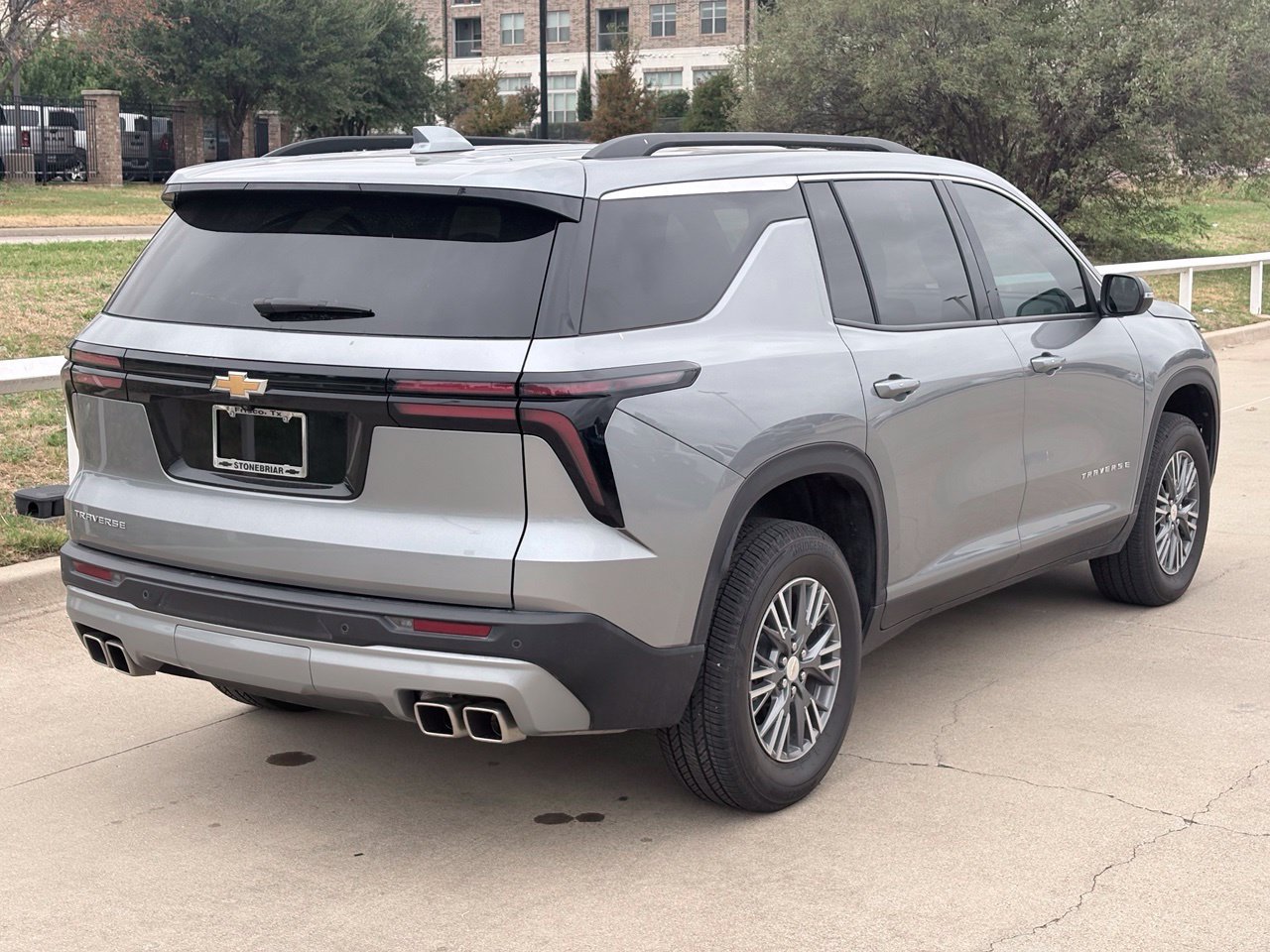 Used 2025 Chevrolet Traverse LT FWD image 4
