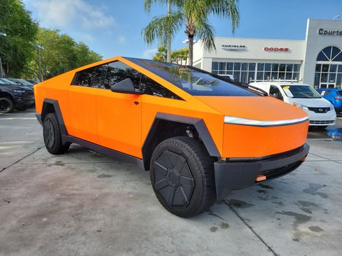 Used 2025 Tesla Cybertruck AWD Crew Cab image 4