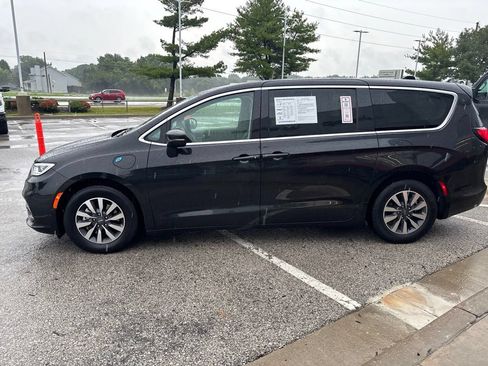 Used 2023 Chrysler Pacifica Touring-L FWD image 15